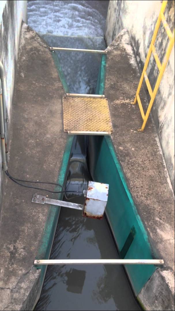 concrete wing walls on a fiberglass parshall flume