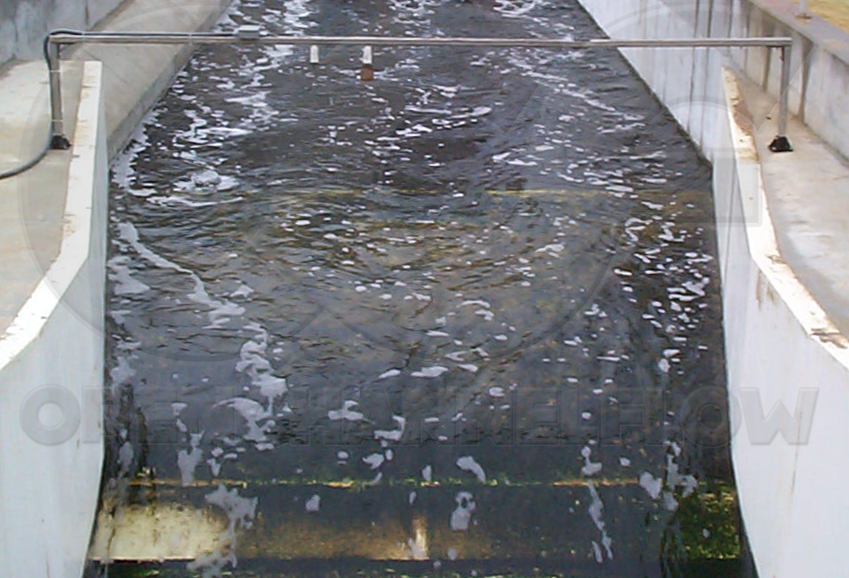 conditioned flow entering a Parshall flume after a 90 degree bend