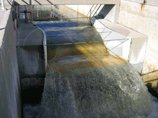 free-spilling discharge off a large Parshall flume