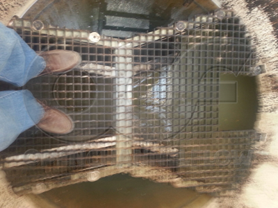 Nested Cutthroat flume manhole without a manhole bench