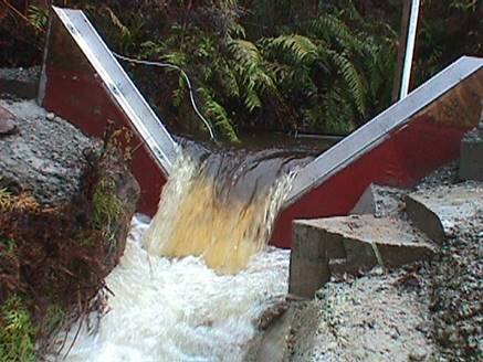 weir nappe passing over the weir plate crest