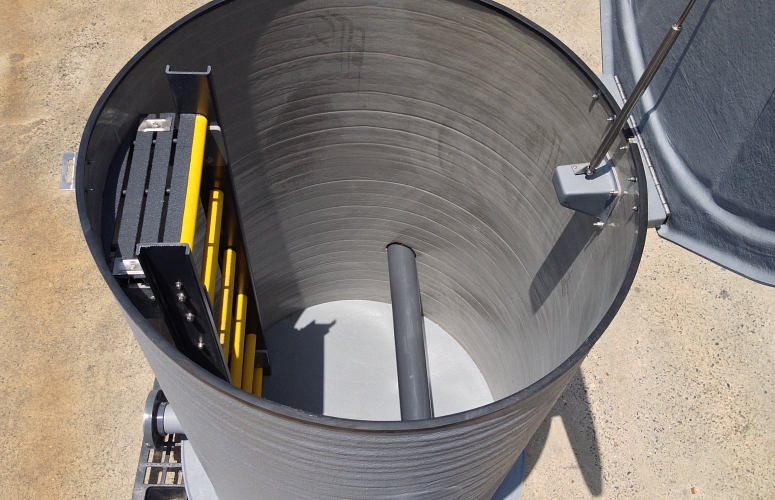 Hatch-top-weir-manhole